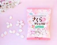 Маршмеллоу со вкусом лате из листьев сакуры в виде лепестков Sakurairo Marshmallow EIWA (зефир для украшения десертов и напитков), лимитированная серия, 65 г, Япония