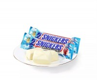 Шоколадный батончик Snickers с белым шоколадом и морозным персиком, 42 г, Китай