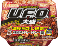 Чачжанмён из толстой жареной лапши с мисо, обжаренным луком и овощным соусом Чачжан в корейском стиле УФО UFO Nissin, лимитированная серия, 164 г, Япония