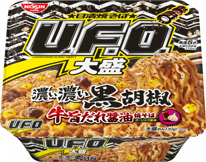 Рамен из толстой жареной лапши с соевой основой Гатцури, умами, черным перцем и чесноком с кусочками говядины и свинины "Дикая Якисоба" УФО UFO Nissin, 157 г, Япония
