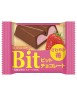 Молочный мини-шоколад Бурбон БИТ со сгущенным молоком и клубничным кремом внутри "Кусочек" Bourbon Bit, 15 г, Япония