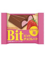 Молочный мини-шоколад Бурбон БИТ со сгущенным молоком и клубничным кремом внутри "Кусочек" Bourbon Bit, 15 г, Япония